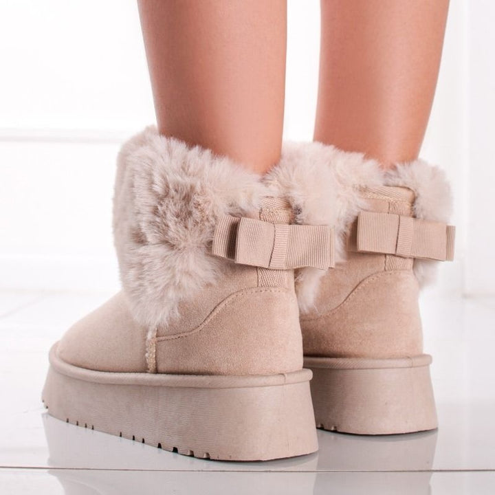 Beige fluffy damestøvler, ultimate komfort og stil for vinteren. Varme og moteriktige hverdagsstøvler.