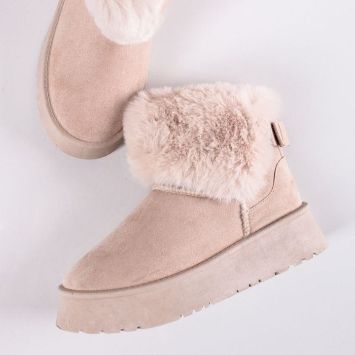 Grå fluffy vinterstøvler for dame, elegant design og varme. Komfortable sko for motebevisst stil.