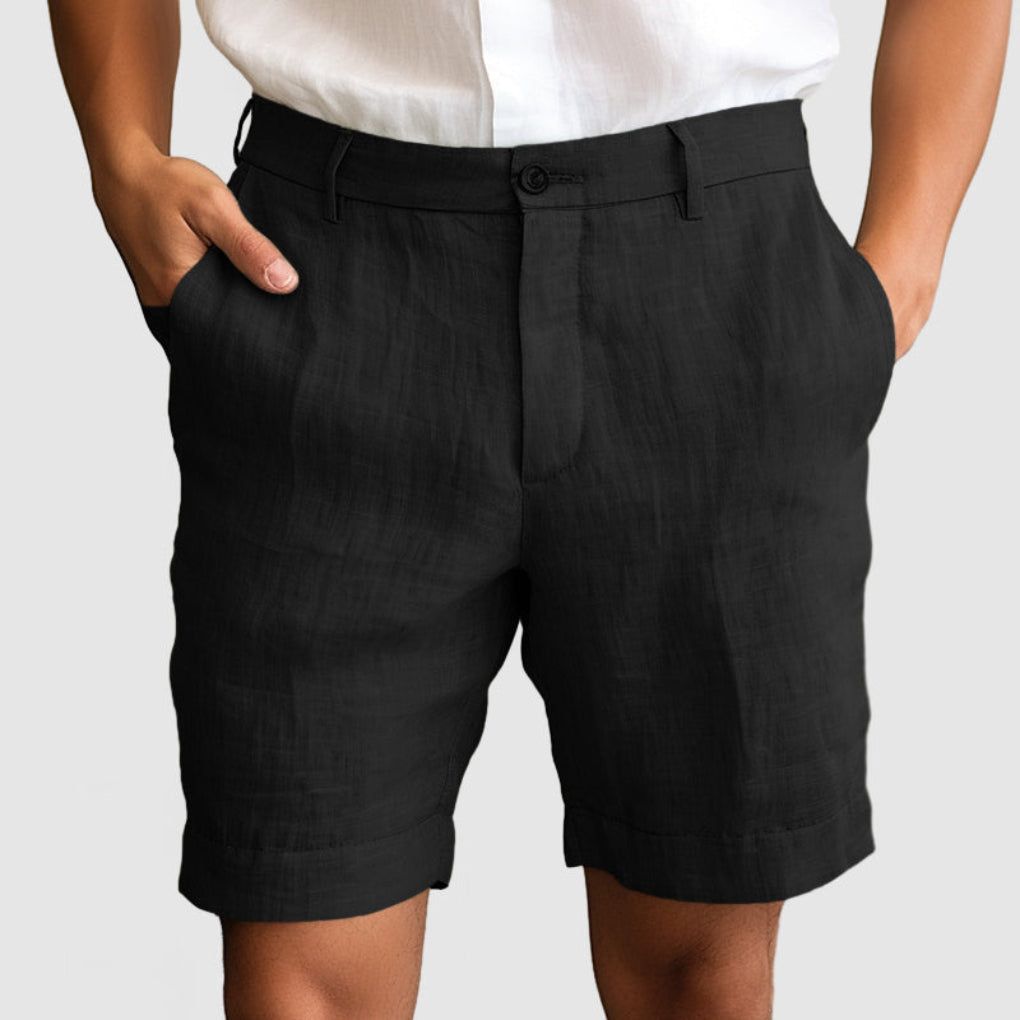 Hvite avslappede herreshorts på en flat lay. Perfekt for sommer, fritid og en komfortabel stil.
