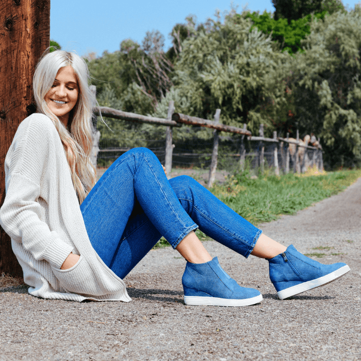 Nærbilde av materialet på stilfulle kile sneakers, kvalitet og design for fritidsbruk.