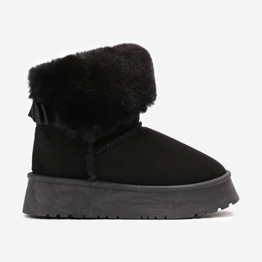 Dame fluffy støvler i beige, grå, svart og brun. Komfortable, varme vinterstøvler med stil.