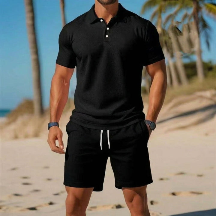 Allsidig todelt sett for menn: strikket topp og shorts for komfortabel vår/sommerstil.
