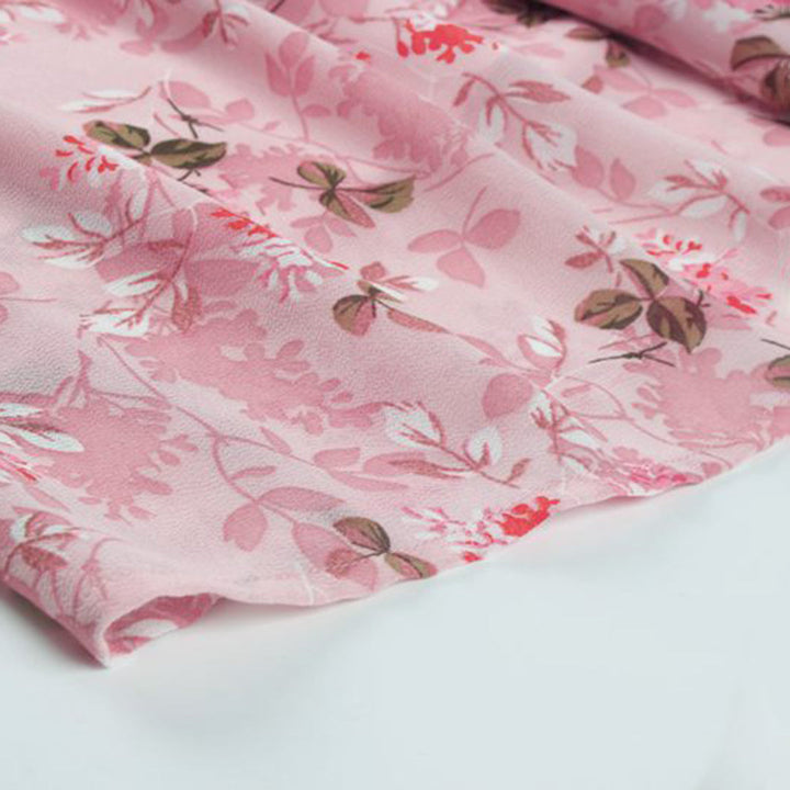 Dame A-linje minikjole med blomstret mønster. En lett og luftig sommerkjole, ideell for vår og sommer.