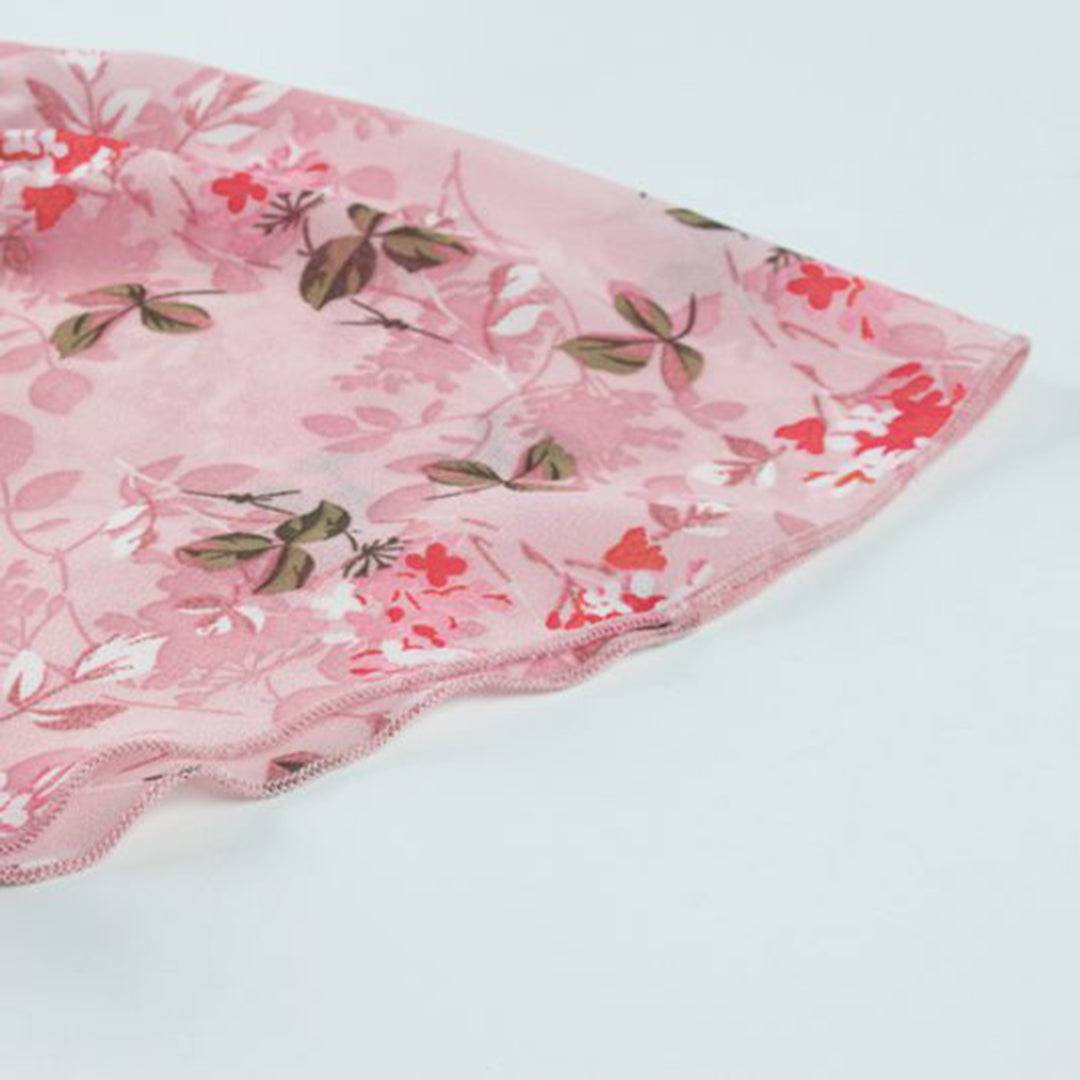 Fargerik blomstret minikjole for dame. En luftig, ermeløs sommerkjole i A-linje design, perfekt for ferie.