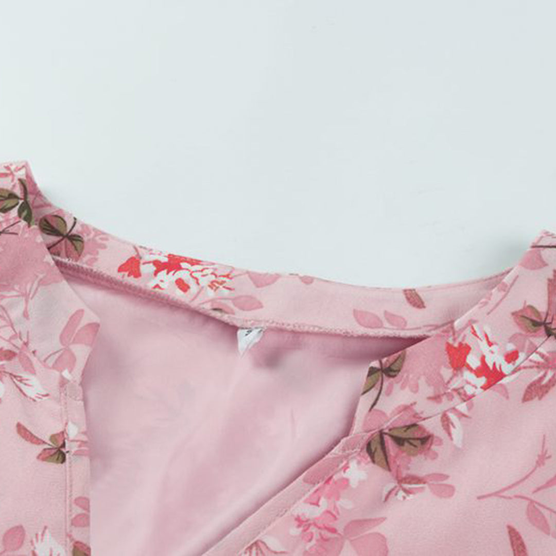 En nydelig blomstret minikjole, perfekt som feriekjole eller til sommerfesten. Luftig og ermeløs.