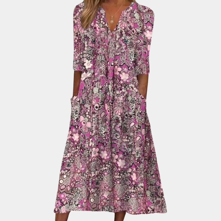 Lilla blomstret sommerkjole for kvinner. Frisk og elegant damekjole, ideell for ferie og varme dager.