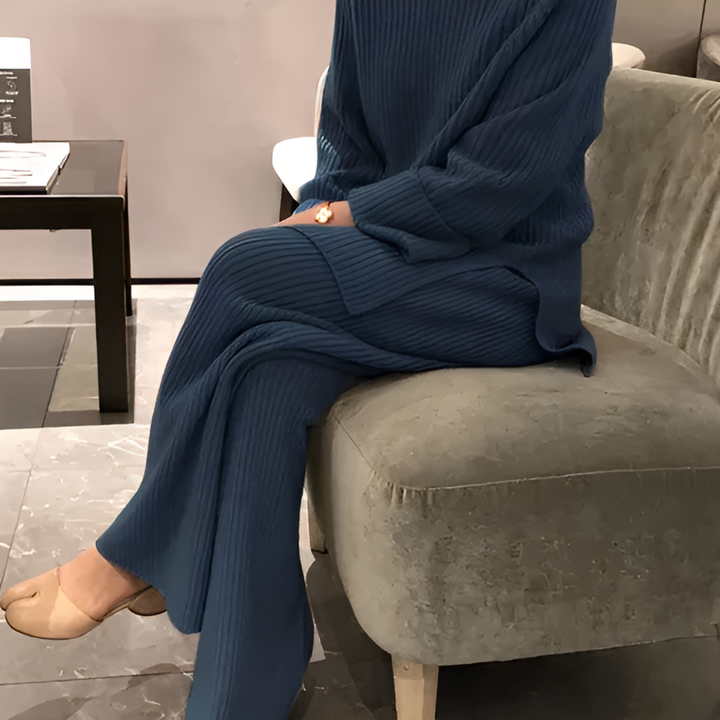 Elegant og komfortabelt dame strikket sett i mykt stoff; en koselig genser og bukse for avslappet stil.