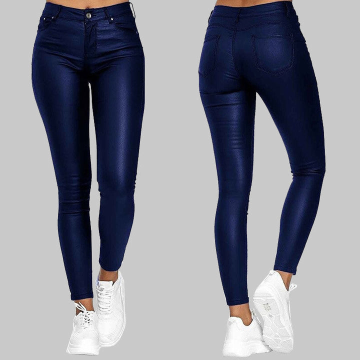 Røde høy midje kunstskinnbukser til dame, slim fit design. Stretch for optimal komfort og elegant look.