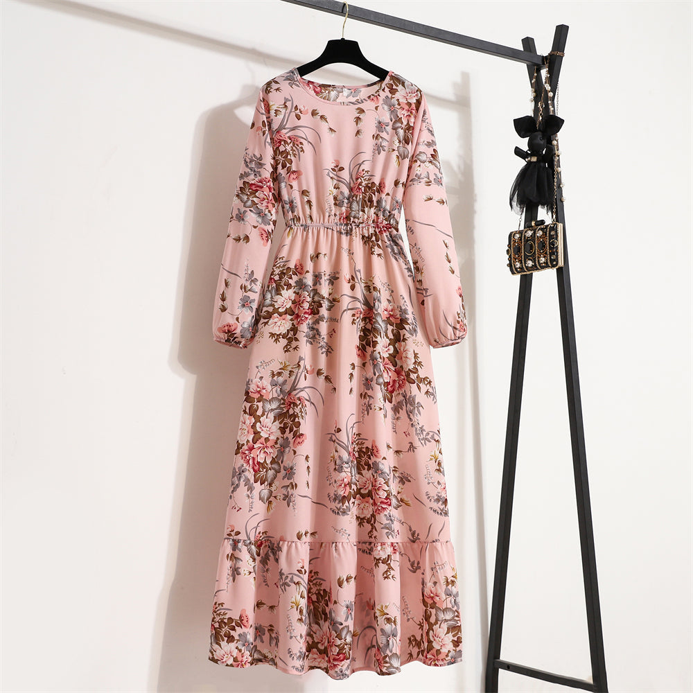 Elegant sommerkjole i chiffon med flytende design og bohemsk stil.