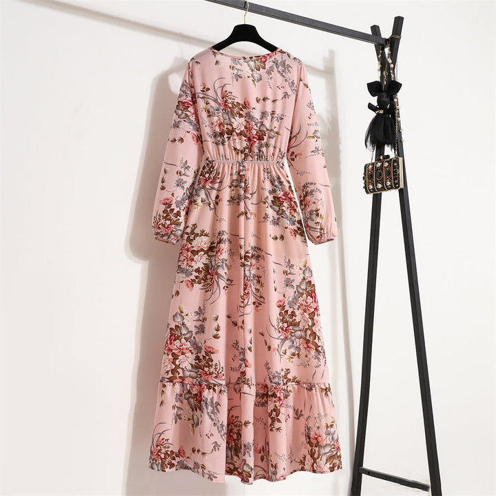 Lang bohemsk chiffonkjole med elegant blomstermønster for kvinner.