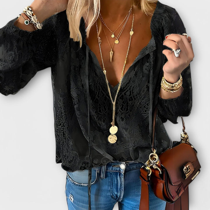 Elegant boho topp for kvinner med romantisk V-hals og vakre blondedetaljer. Ideell festbluse.