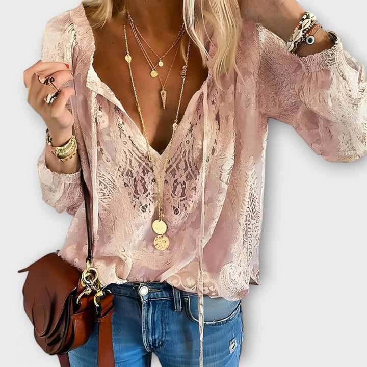Løs og luftig boho damebluse med lange ermer og V-hals. Komfortabel sommerstil og strandtopp.