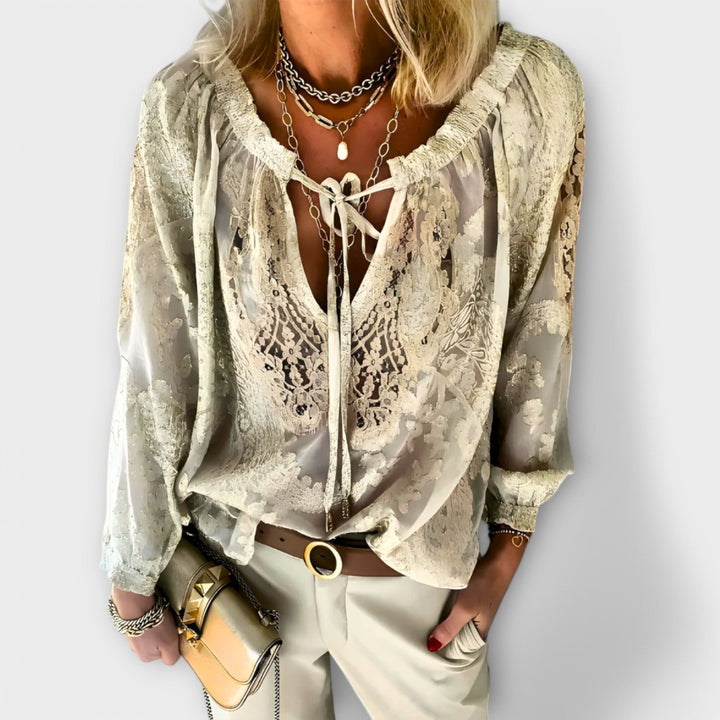 Stilig boho bluse med lange blondeermer, V-hals. Romantisk kvinne mote, egnet som elegant festtopp.