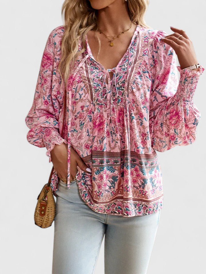 Dame boho bluse med romantisk blomstertrykk, V-hals og trendy puffermer. Perfekt sommer-mote.