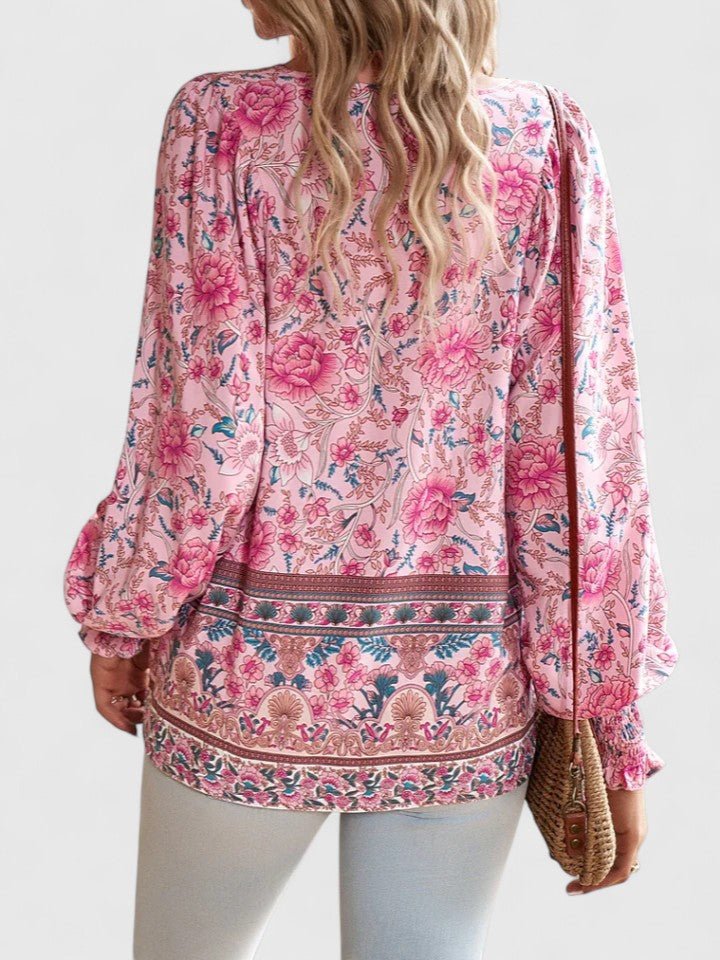 Lett og luftig damebluse i boho-stil med V-hals, puffermer og sjarmerende blomstertrykk. Sommermote.