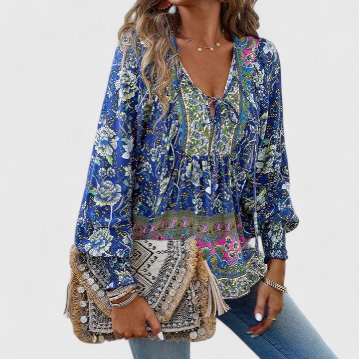 Feminin damebluse med avslappet boho-stil, V-hals, puffermer og vakkert blomstertrykk for sommeren.