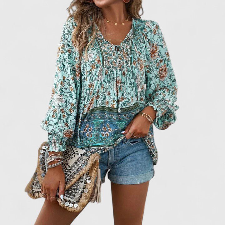 Stilren damebluse, boho-inspirert, med delikat blomstertrykk, V-hals og sjarmerende puffermer.