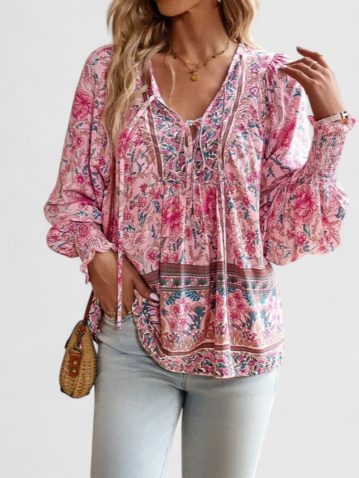 Dame sommerbluse, boho-chic, med blomstertrykk, dyp V-hals og stilige puffermer. Ideell mote.