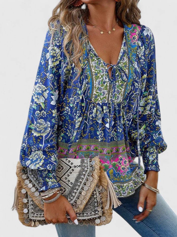 Vakker damebluse med blomstertrykk, V-hals og voluminøse puffermer. Perfekt for boho sommerlooken.