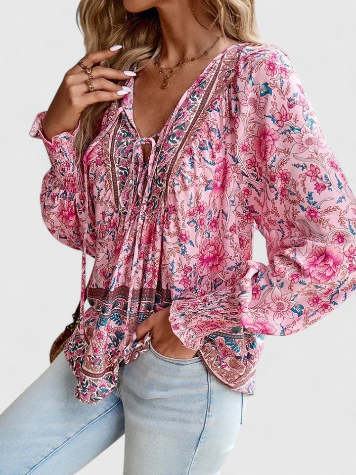 Trendy damebluse med blomstermønster, V-hals, puffermer og en avslappet boho-passform for damer.