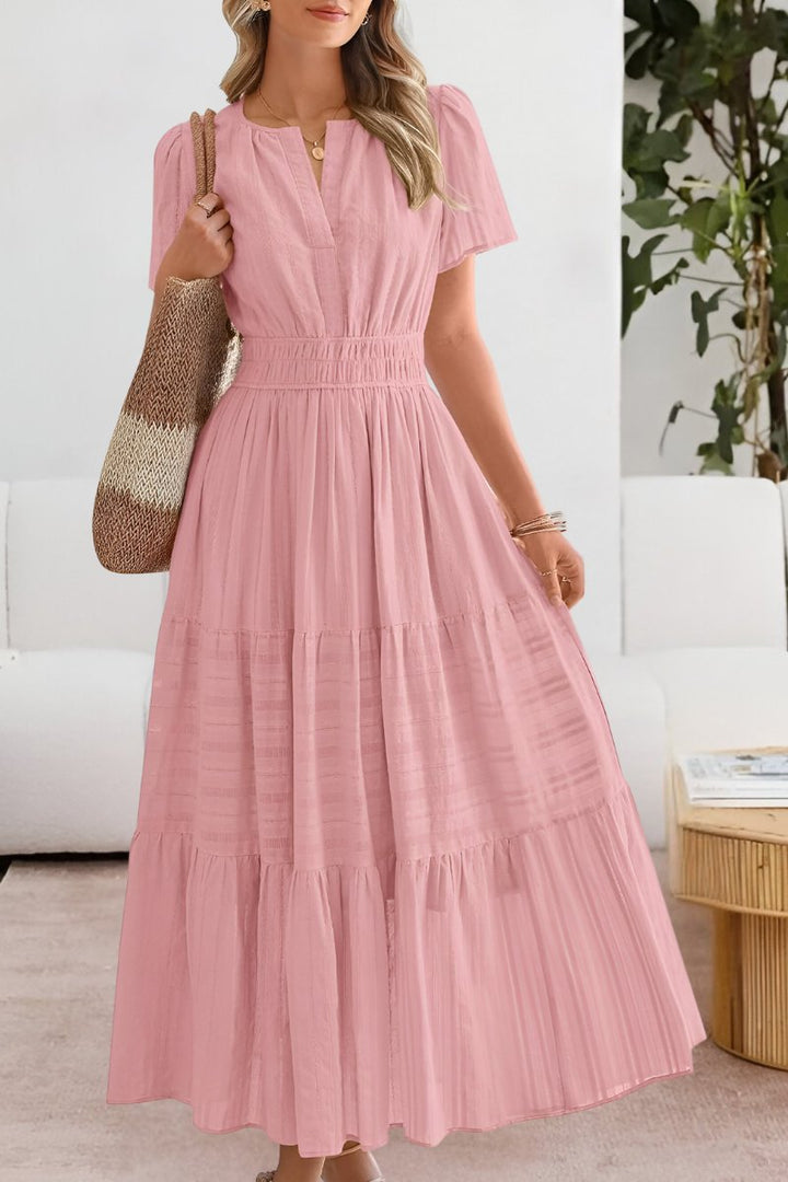 Mønstret bohemsk damekjole med lange skjørt, korte ermer og elastisk midje. Fargerik og sommerlig look.