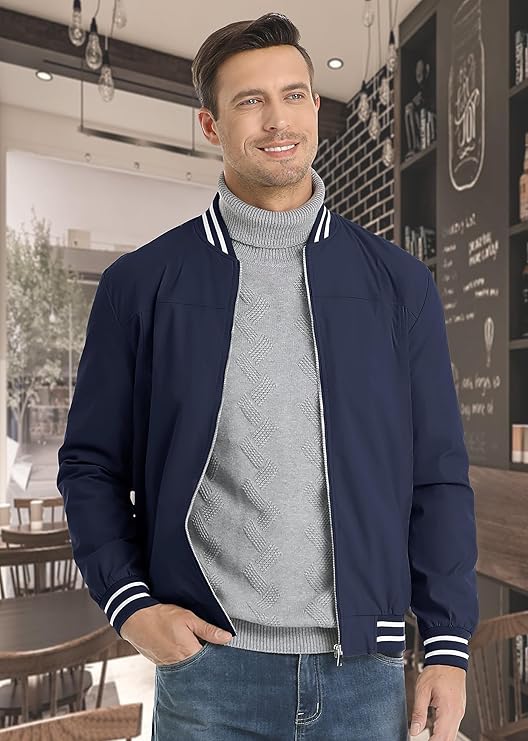 Mann i blå slim fit bomberjakke, viser casual mote, komfortabel passform og moderne herrejakke-stil.