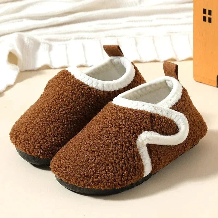 Sklisikre vintertøfler for gutt og jente, laget av myk bomull for optimal komfort.