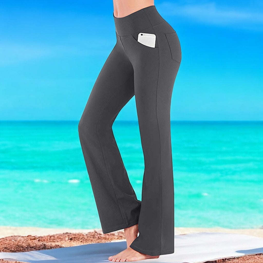 Sammenbrettede svarte yogabukser med bootcut og høy midje, klar for sending eller butikk.