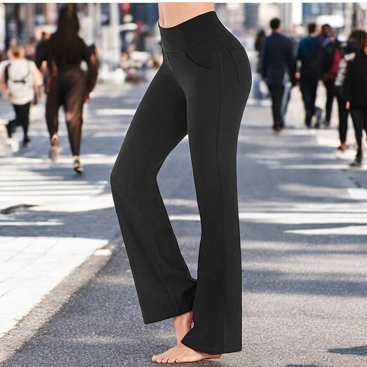 Benåpning av bootcut yogabukser med flare, som gir en trendy og avslappet silhuett.