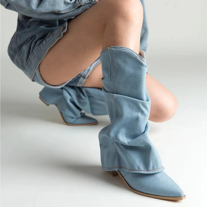 Dame denimstøvler med høy skaft og stabil blokkhæl, elegant stil.
