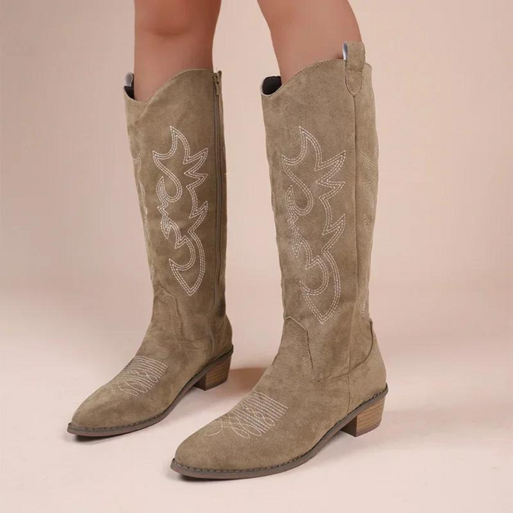 Broderte dame cowboystøvler med spiss tå og tykk hæl, en blanding av tradisjonell western og moderne mote.
