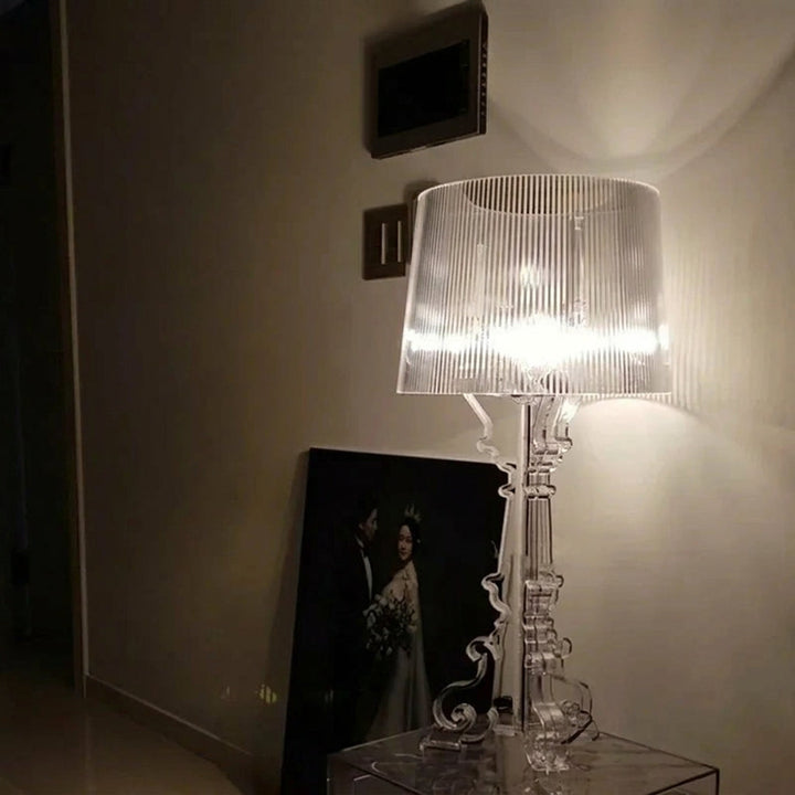 Sofistikert bordlampe med justerbar høyde og utsøkt barokkdesign. Ideell for sidebord, med E27-sokkel.