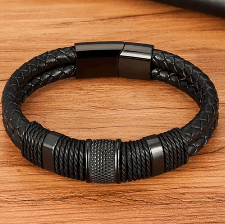 Klassisk svart herrearmbånd i flettet skinn med polert magnetlås i rustfritt stål. Allsidig.