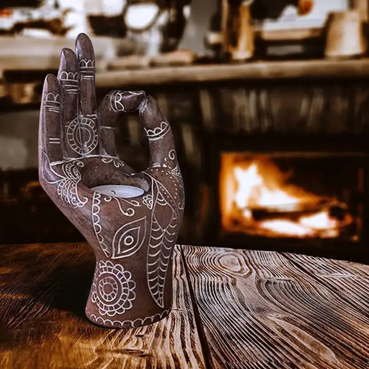 Buddha hånd formet lysestake, perfekt for telys. Gir en beroligende glød til din meditasjonskrok.