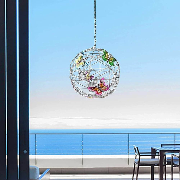 Mykt, varmt lys fra en solcelle sommerfugl orb, perfekt som stemningsbelysning i hagen.