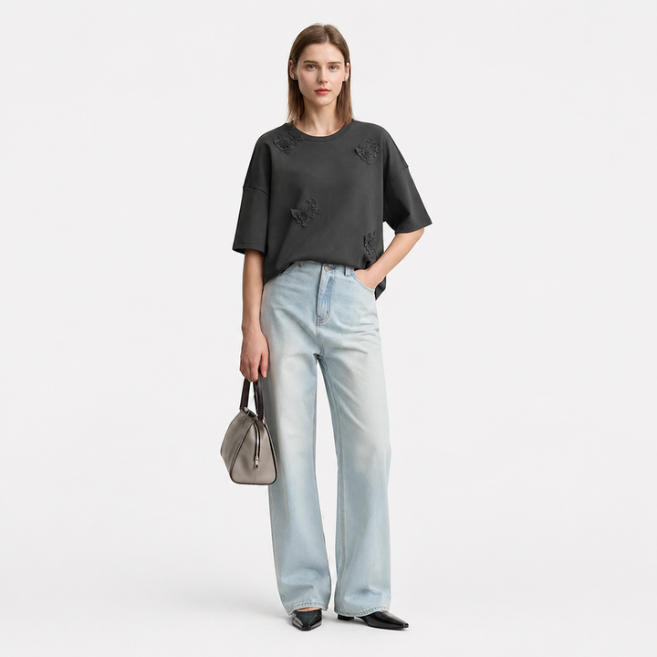 Myk bomulls t-skjorte for dame med delikate blondedetaljer og løs passform. Perfekt for en komfortabel look.