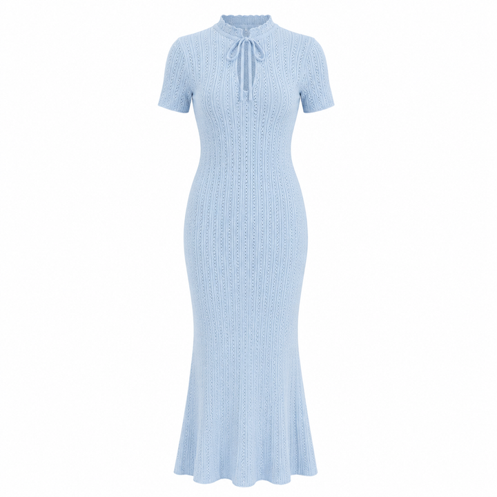 Dame i elegant, ribbestrikket maxikjole med snøring og hulldetaljer. Komfortabel og stilig sommerkjole.