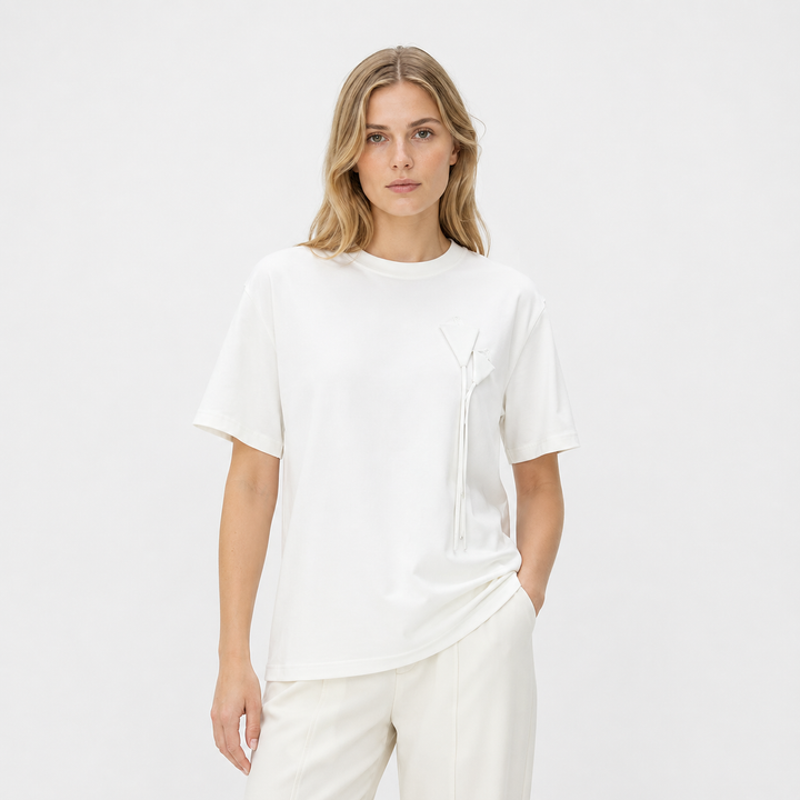 Dame bomulls t-skjorte med elegante 3D blomster og kjølende effekt. Perfekt pustende sommertopp.