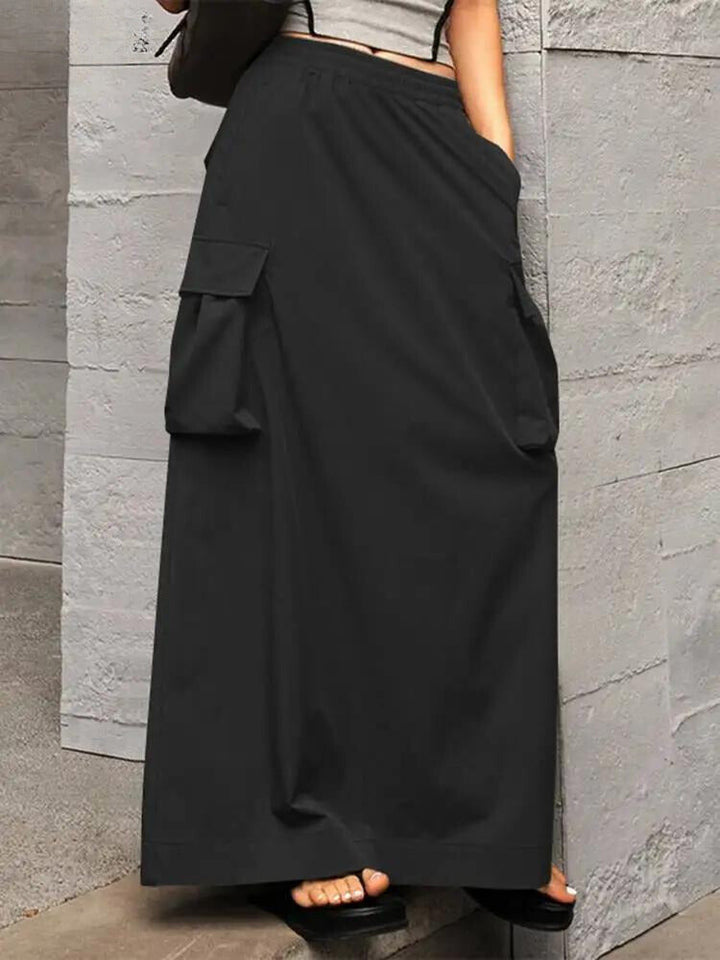 Stilrent maxiskjørt for dame i cargo-stil med lommer. Ideelt for elegant hverdag eller avslappet sommer.