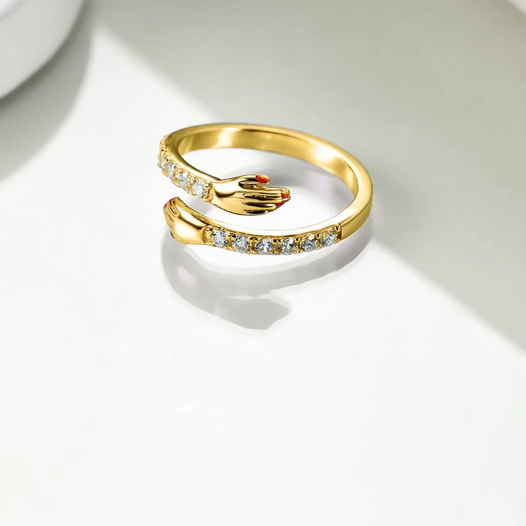 Moderne justerbar klemring med subtile diamantdetaljer, et allsidig smykke for kvinner.