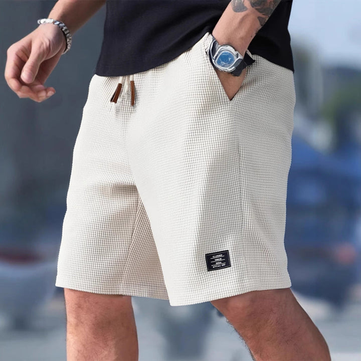 Grå casualshorts til herre, med elastisk linning og dype lommer. Komfortabel sommershorts for hverdag.