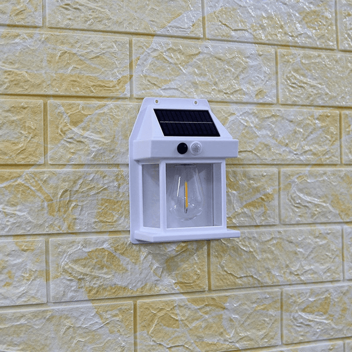 Hvit solcelle vegglampe med bevegelsessensor, perfekt for inngangsparti og hagebelysning.