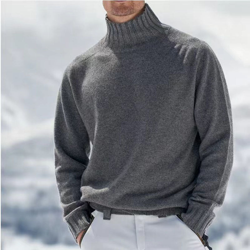 Mann iført elegant kasjmirgenser med turtleneck. Perfekt høstgenser, varm og komfortabel for både inne og ute.