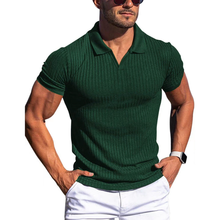 Allsidig menns polo skjorte i vertikalstripet design med V-hals; passer til sommer og fritid.