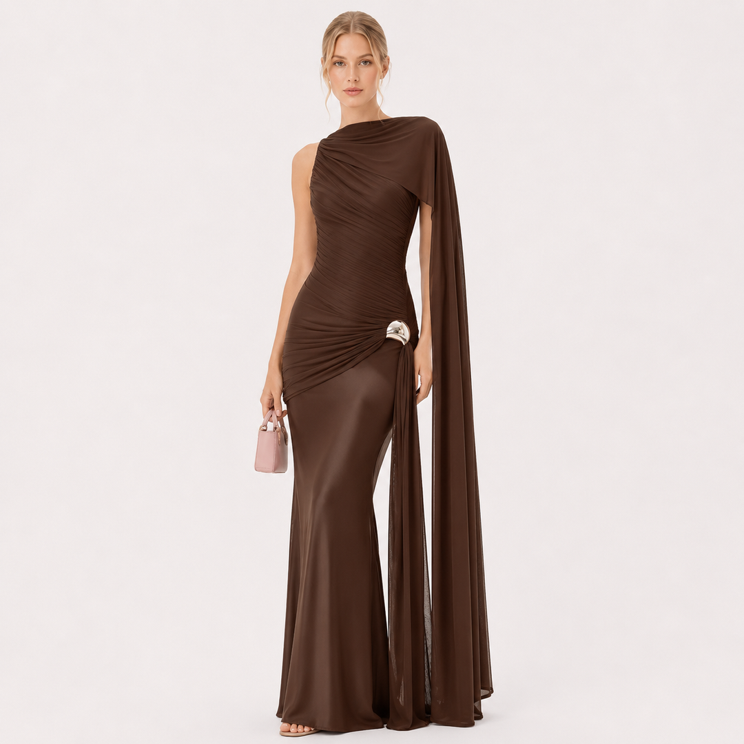Myk draperende maxikjole for kvinner. Komfortabel, figurnær festkjole med elegant fall for en glamorøs look.