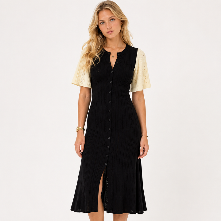 Elegant strikket maxikjole til dame med plissering. Komfortabel lang kjole, perfekt for fest og sommer.