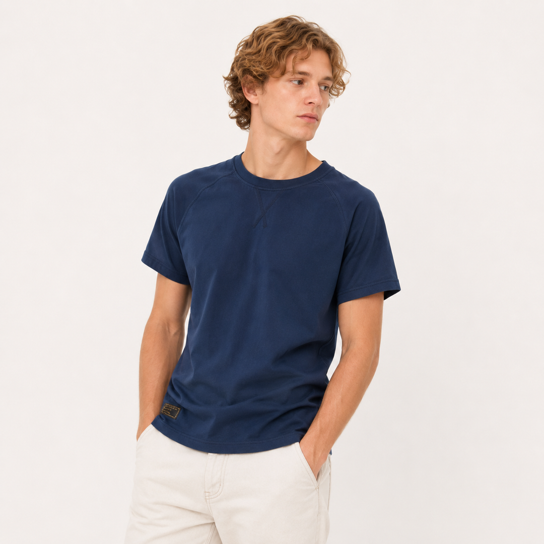 Mørk blå vintage t-skjorte i vasket bomull. Løs passform, avslappet stil for streetwear og fritid.