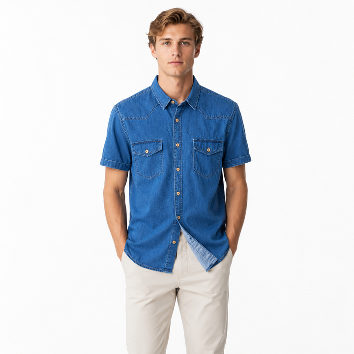 Nærvisning av herre kortermet denimskjorte. Lyseblå 100% bomull, slim fit design. Perfekt for sommerens fritid.