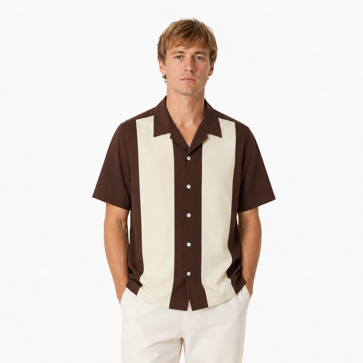 Elegant stripete herreskjorte, kortermet bowlingstil. Komfortabel bomull for varme sommerdager.