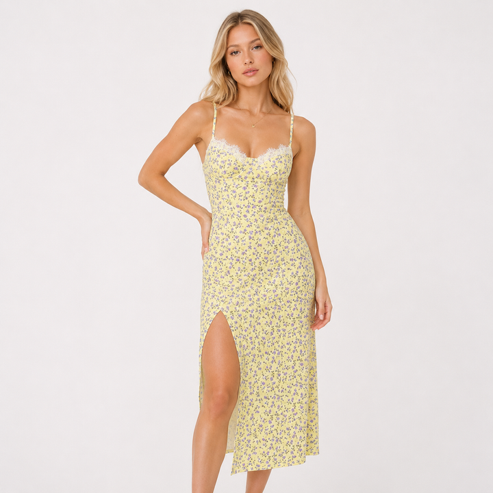 Figurnær blomstret midikjole til dame med dyp rygg og elegant splitt. Perfekt for fest og sommer.